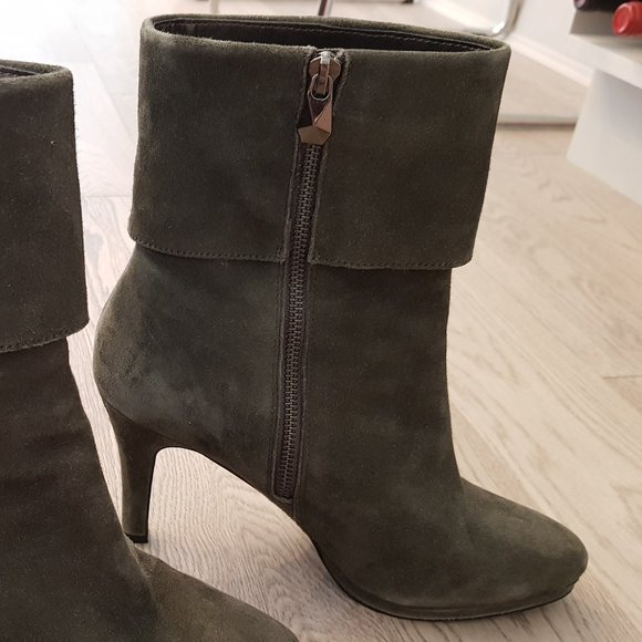 Tahari Gabe Grey Suede Boots - Picture 5 of 10